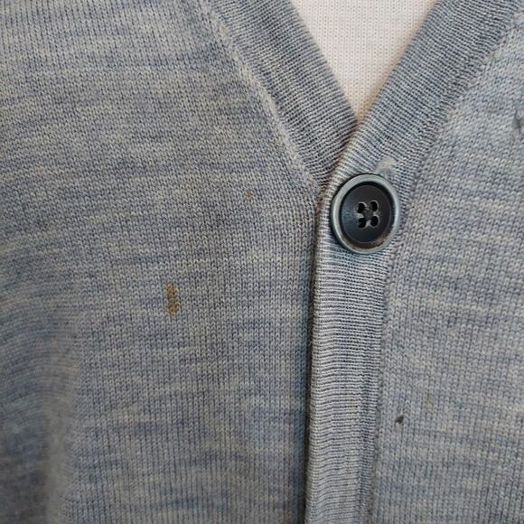 🔴3/$20 Gap Extra Fine Merino Wool Gray Cardigan - FLAW Size M - Picture 4 of 13